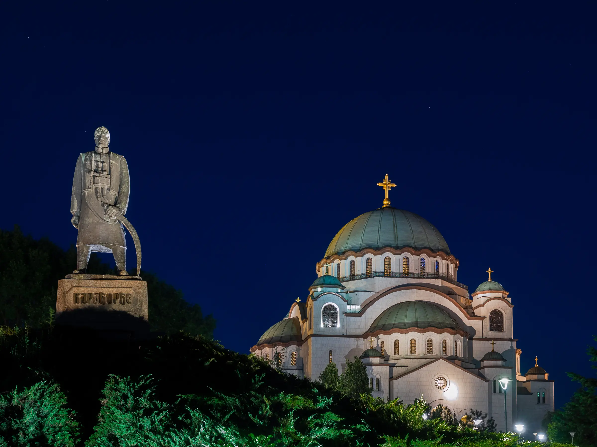 Hram Svetog Save noću sa spomenikom Karađorđu