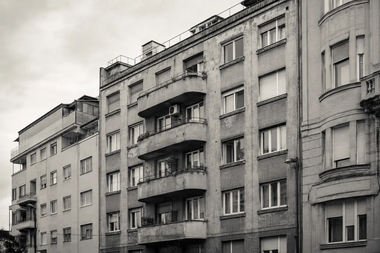 Modernistička stambena fasada u beogradskom urbanom kontekstu