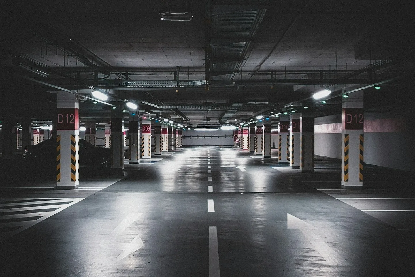 Osvetljena podzemna garaža sa parking mestima