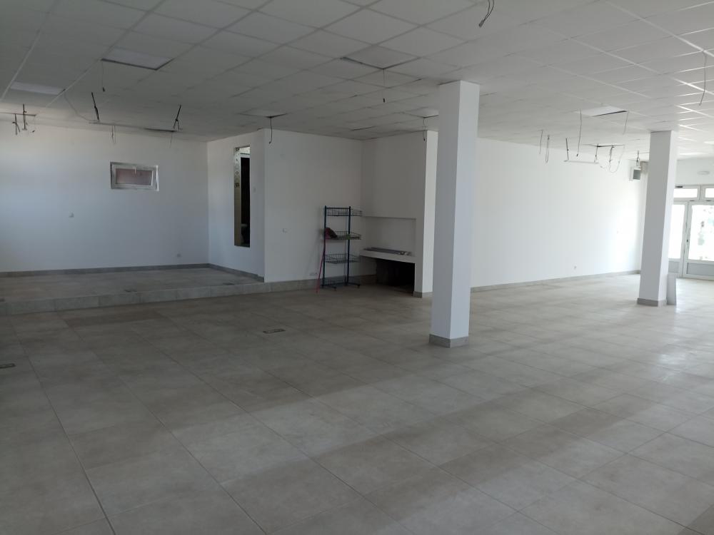 Lokal sa parkingom na prometnoj lokaciji